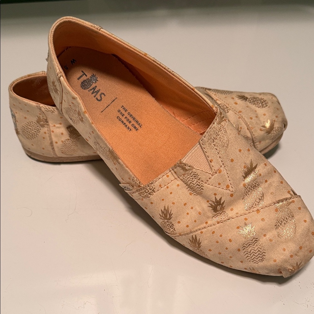 TOMS Women's Beige and Gold Patterned Flats